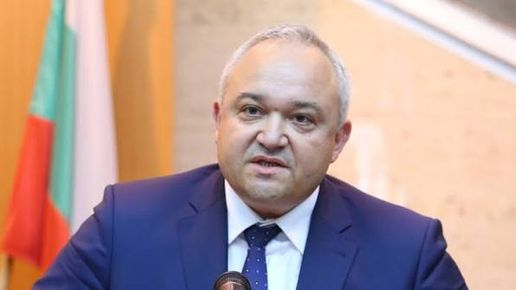 ДЕМЕРДЖИЕВ КЪСНО ЩЕ РАЗБЕРЕ, ЧЕ ГО ПУСКАТ НА ВЪЛЦИТЕ. И ВЪЛЦИТЕ ЩЕ ГО ИЗЛАПАТ БАВНО