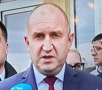 РАДЕВ СЪРФИРА ИЗ ВЪНШНАТА ПОЛИТИКА КАТО МУХА БЕЗ ГЛАВА И САМОЛЕТ БЕЗ ПИЛОТ