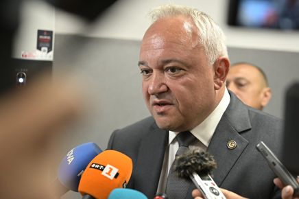 ДЕМЕРДЖИЕВ, КАТО ПОЛЗВАШ ЧАТДЖИПИТИ, НАЕМИ СИ ТАЛАНТЛИВ РАТАЙ, БЕЛКИМ ВДЪХНЕ НА ТЕКСТА ДУША! ДОКАТО ЧАТДЖИПИТИ МУ ПИШЕ СЪРЦЕРАЗДИРАТЕЛНАТА ТИРАДА, АРМИЯТА ОТ АЙ ТИ-ТРОЛОВЕ НА ДЕМЕРДЖИЕВ СЪСИЧАТ В МРЕЖАТА ВСЕКИ, КОЙТО НЕ ПИШЕ, ЧЕ ДЕМЕРДЖИЕВ Е ГЕРОЙ