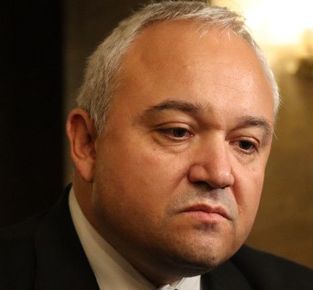 ДЕМЕРДЖИЕВ Е ОРЪЖИЕТО С ХАЛОСНИ ПАТРОНИ НА КАБИНЕТА „РАДЕВ“. ТАКЪВ КАТО ДЕМЕРДЖИЕВ „ВЪНШНИТЕ ФАКТОРИ“ МОГАТ ДА ПОЛЗВАТ ЕДИНСТВЕНО КАТО ПЕШКИР, КОЙТО ИМА ПРЕТЕНЦИЯ ЗА ХАВЛИЯ
