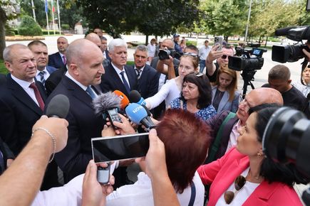 НАГЛИЯТ БЕЗДАРНИК РАДЕВ, ОФИЦИАЛЕН ПРЕДСТАВИТЕЛ НА „ПЪТЯ НА КОПРИНКАТА“ И МЛЪКНАЛИТЕ КАТО П@ТКИ СРЕЩУ НЕГО „ДРЪЖКИ НА МИКРОФОНИ“