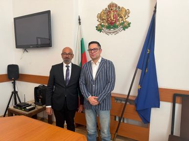 СБИРЩОЛЯКЪТ ОТ „ПРОГРЕСИВНА БЪЛГАРИЯ“ ИЗГЛЕЖДАТ КАТО ИЗТЪРВАНИ СЕЛЯНИ. МИНИСТЪРЪТ НА РАЙЕ СИ НАЗНАЧИЛ САМОДОВОЛНО ЛЮБОВНИЦАТА С НАДУТИТЕ ДЖУКИ ЗА ЗАМЕСТНИЧКА. ЛЮБОВНИЦАТА НЕ МОЖЕ ЛИ ДА СЕ ПОГРИЖИ ЗА ПОКРОВИТЕЛЯ СИ, ЧЕ ДА НЕ СЕ ИЗЛАГА?!