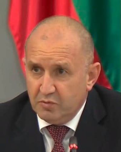 ФАТМАК* РАДЕВ, АКО НА ТЕБ АКЪЛА ТИ Е ОЩЕ В КАЗАРМАТА, НИЕ СМЕ СВОБОДНИ ХОРА! БЕЗОЧЛИВОТО ТИ ЛИЦЕМЕРИЕ, АРОГАНТНАТА ТИ НАГЛОСТ И ЛЪЖИТЕ ТИ СА ПОТРЕСАВАЩИ. ТИ ЛИ ЩЕ МИ ГОВОРИШ ЗА МУТРИ И КОНТРОЛ НА ОБЩЕСТВЕНИ ПОРЪЧКИ, БЕ, ЧЕ И МЕДИИТЕ ДА ТИ МАРШИРУВАТ?! ДА ТИ ПРИПОМНЯ ЛИ КОЙ ТОЧНО ТЪРСЕШЕ КОНТАКТ С МУТРИТЕ, А?!