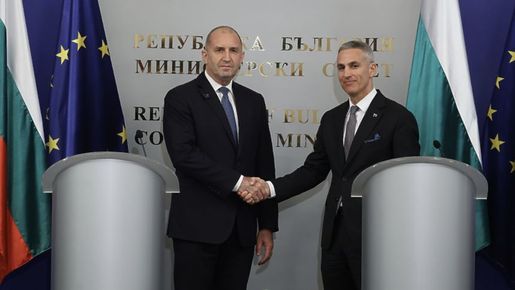 РАДЕВ ЩЕ СЕ РАЗБИРА ПО-ДОБРЕ С АНДРЕЙ ГЮРОВ, НО Е ТВЪРДЕ НЕУДОБНО ДА СИ ГО ПРИЗНАЕ, ТАКА ЧЕ ФОРМАЛНО ЩЕ ПОДКРЕПЯ ЙОТОВА. НИЩО ДЕ, СХЕМАТА СИ ВЪРВИ