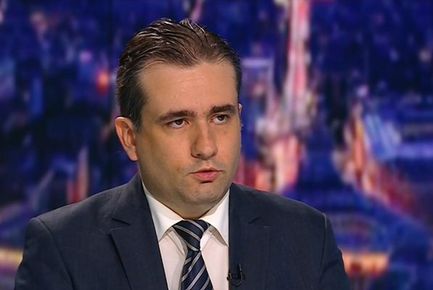 РЕКЛАМНОТО ЛИЦЕ НА ШАМПОАН „ЗЕЛЕНА ЯБЪЛКА“ – „БОЖО ПЪРХОТА“ ПРЕДЛОЖИЛ ЗАБРАНА НА РЕКЛАМА НА ХАЗАРТ. БЕЗ ХАЗАРТ БОЙКО ОЩЕ ЩЕШЕ ДА ХРАНИ ПРАСЕТАТА, А ТИ, БОЖАНОВ, ОЩЕ ЩЕШЕ ДА СМЕНЯШ ДЪННИ ПЛАТКИ НА ПАЗАРА В ДИМИТРОВГРАД