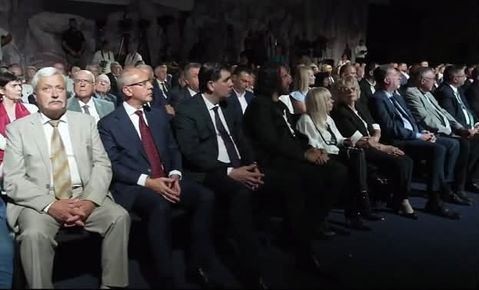 СКЛАДОВАТА НАЛИЧНОСТ С ДУПЕДАВЦИ И СИНЕКУРЦИ В БЪЛГАРИЯ Я ВИЖДАМЕ В КОМИТЕТИ, САМО ЧЕ НЕ РЕВОЛЮЦИОННИ, А С КОЛЕНЕ, ИЗТЪРКАНИ ОТ МЕТАНИ