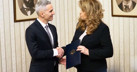 ГЛЕДАМЕ МАЧ ОТ СЕЛСКАТА „В“ ГРУПА: КАЛНА БАТАЛИЯ МЕЖДУ КУХАТА ПЛАСТМАСА НА ГРАДСКАТА ДЕСНИЦА И ОВЕХТЯЛОТО ПОЛИТИЧЕСКО ЛУСТРО НА БСП