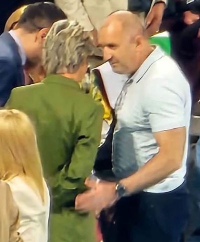 БОРИМ ОЛИГАРХИЯТА КАТО Я ОБСЛУЖВАМЕ. ПЪЛНА ДЕМАГОГИЯ И ЛЪЖА