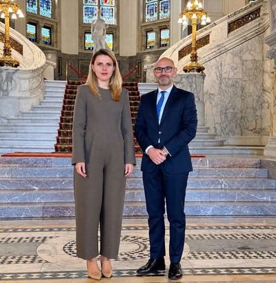 ВЪНКАШНАТА НА РАДЕВ/КОПРИНКОВ ИЗВАДЕНА КАТО ОТ КАЗАРМЕНА ЧОРБАРНИЦА. ЛИПСВА САМО ЧЕРПАКА ЗА ДА РАЗДАДЕ ОТ КАЗАНА ПО ЕДНА СВАРЕНА ПАЧА