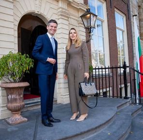 КАРЛСОН, КОЙТО ЖИВЕЕ НА ПОКРИВА, НИ ПРЕДСТАВЛЯВА ПРЕД СВЕТА