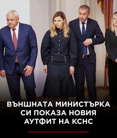 ТОЗИ ПЪТ ВЪНКАШНАТА ПРИЛИЧА НА НЕЩО СРЕДНО МЕЖДУ ЛУКСОЗНА ТАПИЦЕРИЯ ЗА КАТАФАЛКА И ГОТИЧЕСКИ САРКОФАГ