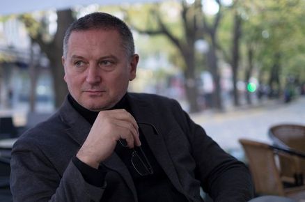 ЕДИН ПЪТ ЗАВИНАГИ: ГЕОРГИ ГОСПОДИНОВ Е ПЪЛЕН БЕЗДАРНИК. ТАМ НЯМА НИЩО, ПРИЯТЕЛ, ТОВА Е РАЗРЕДЕНА БОЗА. ПРЕДСТАВЯШ ЛИ СИ КОЛКО НИСЪК, ПЛЕБЕЙСКИ ВКУС ТРЯБВА ДА ИМАШ, ЗА ДА СМЯТАШ, ЧЕ ГЕОРГИ ГОСПОДИНОВ Е ДОБЪР ПИСАТЕЛ?! ТОВА Е ОБИДА ЗА ЗАНАЯТА!