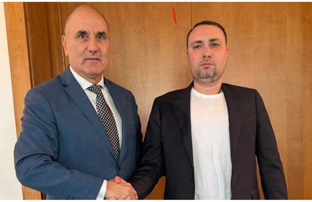 КОЛКО ДА Е „ТАЙНА МИСИЯТА“ У НАС НА ШЕФА НА КАБИНЕТА НА ЗЕЛЕНСКИ, СЛЕД КАТО СЕ Е ВИЖДАЛ С КЛОУН КАТО ЦВЪ ЦВЪ?!