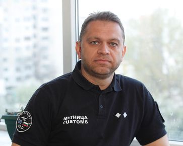 АГЕНЦИЯ „МИТНИЦИ“ ОСЪДЕНА ЗАРАДИ НЕЗАКОННИ ДЕЙСТВИЯ, УНИЩОЖЕН НЕЗАКОННО ЗАДЪРЖАН ИНДУСТРИАЛЕН КОНОП И МИЛИОНИ ЩЕТИ. ВМЕСТО ДА НАКАЖАТ СТЕФАН БАКАЛОВ, ПРЯКО ОТГОВОРЕН ЗА БЕЗОБРАЗИЕТО, РАДЕВИТЕ КОПРИНКИ ГО ПРАВЯТ ЗАМ-ШЕФ НА АГЕНЦИЯ „МИТНИЦИ“. И ДАНОКЪПЛАТЦИТЕ ЩЕ ПЛАЩАТ 2 МИЛИОНА ЗАРАДИ ЗУЛУМИТЕ НА БАКАЛОВ