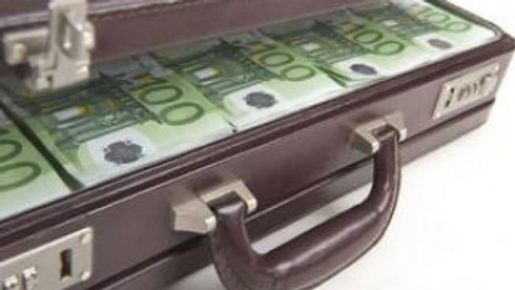 КЛЮЧОВ МИНИСТЪР ОТ КАБИНЕТА „РАДЕВ“ ПРИБИРАШЕ РЕДОВНО ПЛИКОВЕТЕ СИ ОТ ФЛОКАФЕ. В ЕДИН И СЪЩИ ДЕН, ВСЕКИ ПОНЕДЕЛНИК, НА ЕДНО И СЪЩО МЯСТО, ПЛИК СЛЕД ПЛИК…