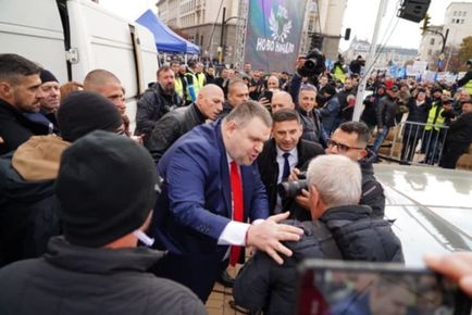 ЧИЧО РУМЕНЕ, ДОРИ УЖАСНИЯТ, ЧУДОВИЩНИЯТ ПЕЕВСКИ ПОДАДЕ РЪКА НА ПАДНАЛ ЧОВЕК И НЕ СЕ СКРИ ЗАД ГАРДОВЕТЕ СИ! РАЗБИРАШ ЛИ НАЙ-ПОСЛЕ КАКВО ДЪНО СТЕ, РАДЕВ! ПЕЕВСКИ ТИ ДАДЕ КУРБАН И ДЯСНАТА СИ РЪКА, И ЦЯЛАТА СИ ПАРТИЯ, ЗА ДА МОЖЕ ДА ВИ ИМА ВАС ДВАМАТА С КОПРИНКАТА! ДЪНОТО ЧИЧО РУМЕНЕ, ВРЕМЕ ТИ Е И ТИ ДАДЕШ КУРБАН!
