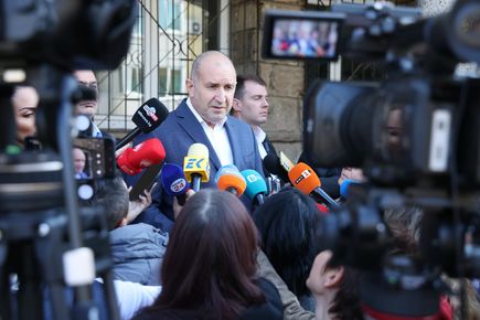 „УБИЙСТВАТА ЩЕ ПРОДЪЛЖАТ“ ЛИ, РАДЕВ?! ВИЕ РАЗБИРАТЕ ЛИ КАКЪВ НЕАДЕКВАТНИК ТЪПАК ИМАМЕ ЗА ПРЕМИЕР?! РАДЕВ, ТИ ПАЗИ РАЗПИЩОЛЕНИЯ СИ КОПРИНКОВ, ЧЕ НЕГО ДА НЕ ДУМНАТ, ЩОТО КАТО ЩАВИШ И РЕКЕТИРАШ ПОГОЛОВНО, ФИНАЛЪТ Е ПРЕДИЗВЕСТЕН!