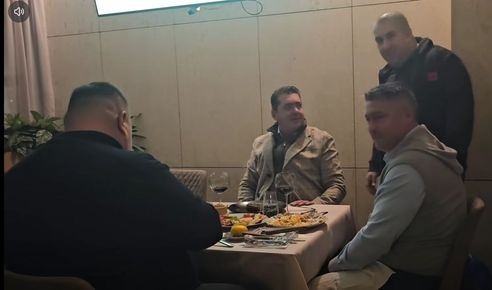 СПИПАХА ПАК В КРЪЧМА ПЛАМЕН УЗУНОВ НА РАДЕВ, ИЗВЕСТЕН С ПОДАРЪЧНОТО ПЛИКЧЕ ПЪЛНО С „КОМПЛИМЕНТИ“. СКАНДАЛНО УЗУНОВ НЕ БИЛ ОТ „ПРОГРЕСИВНА БЪЛГАРИЯ“ И НЕ ЗНАЕ С КОГО ПИЕ /ВИДЕО/