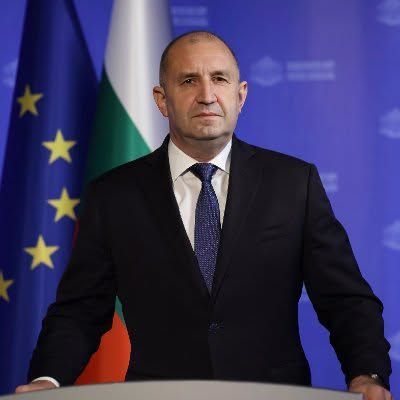 СИМПАТИЯ И ЛЮБОВ НЕ СЕ ПЕЧЕЛЯТ С ВОЕНЕН КОМУНИЗЪМ! БЪЛГАРИЯ СЕ ПРЕВРЪЩА В СТРАНА С КАЗАРМЕН ТИП УПРАВЛЕНИЕ. ТОВА, КОЕТО ЩЕ ИЗЯДЕ ГЛАВАТА НА РАДЕВ Е КОЕТО МУ ЛИПСВА – ВСЯКАКЪВ ТИП ЕМПАТИЯ КЪМ КОГОТО И КАКВОТО ДА Е, А ТОВА ВИНАГИ ВОДИ ДО КАТАСТРОФА