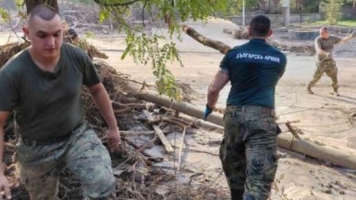 Военни от Сухопътни войски в помощ на засегнатото от наводнение село Струмяни