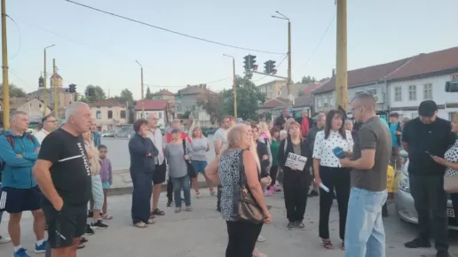 Вандализъм, отпадъци и заплахи: 22-ма души в една къща тероризират два квартала на Габрово