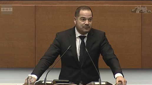 Калин Стоянов уличи Демерджиев от трибуната на парламента, показа пълномощни от фирми на ПИМК