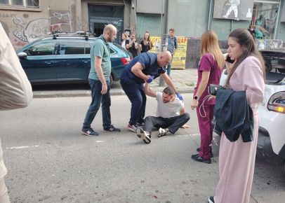 Млад мъж във видимо нетрезво състояние едва не уби хора в центъра на София (ВИДЕО, СНИМКИ)