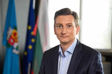 Министър Иван Василев размаза ИКТ сектора: Печелят милиони от обществени поръчки, а нямат конкуренция!