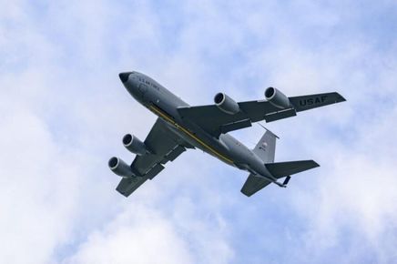 Първият американски KC-135 кацна в „Безмер“