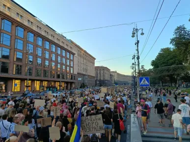 (ВИДЕО) Хиляди излязоха на протест по улиците в Украйна: „За диалог и реформи“ в отбраната