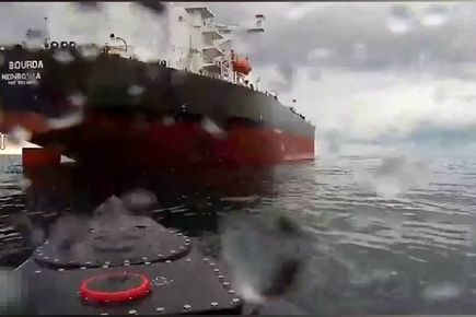 Зеленски се похвали и публикува видео: Пореден успех – ударихме гръцкия танкер Bourda (ВИДЕО)