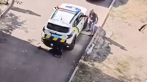 (ВИДЕО) МИНАХА ВСЯКАКВИ ГРАНИЦИ: В Украйна полицията прегази мъж, който се опитва да спаси свой приятел от мобилизация