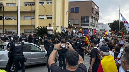 (ВИДЕО) Хаос в Сеута: Депутатка попадна под обстрел с яйца и камъни при протест срещу НПО