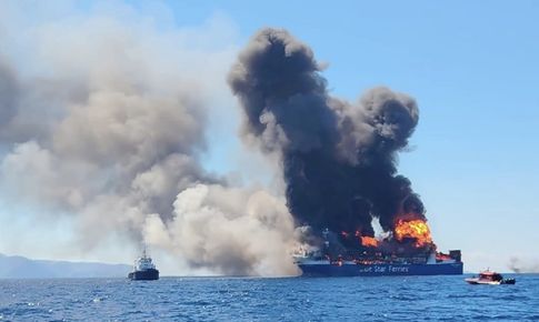 (ВИДЕО) Огнен ад в Егейско море: Кораб с автомобили се запали край Миконос