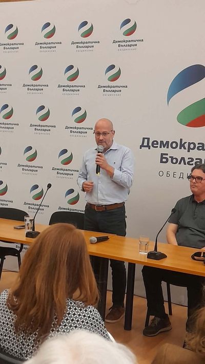 Централата на ДСБ се напълни със симпатизанти на Радан Кънев ...