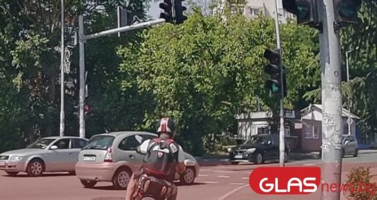 Червен светофар оживено кръстовище и маневра която можеше да завърши ...