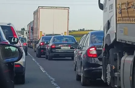 Огромни задръствания се образуваха по автомагистрала Тракия в районите на ...