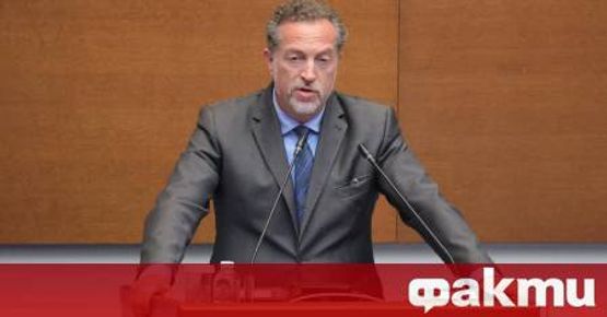 Вицепремиерът Иво Христов и министърът на образованието и науката проф ...