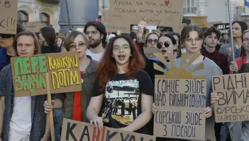Украинският президент предизвика протести с изненадващото си уволнение на популярния ...