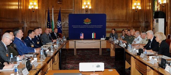 Министърът на отбраната Димитър Стоянов обсъди с представители на Локхийд ...