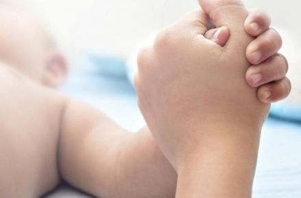 Двама полицаи са помогнали за спасяването на бебе в критично ...