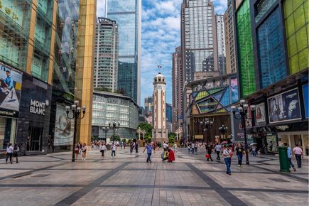От луксозните молове на Jiefangbei и модерния Guanyinqiao до традиционните ...