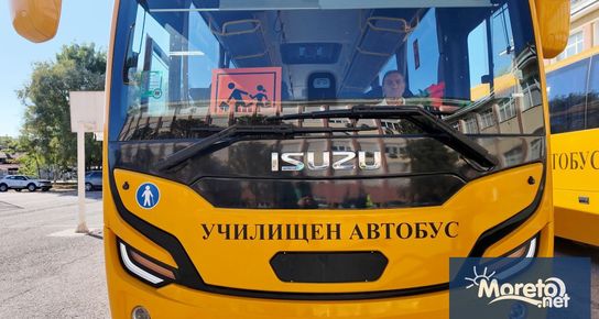 Износени гуми пукнатини по челното стъкло липсващи елементи за закрепване ...
