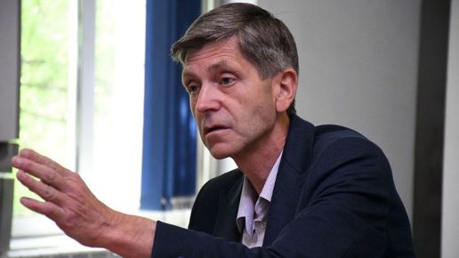 Пожар в имот на Жан Виденов в село Марково, овладян от съседи и пожарни екипи ...