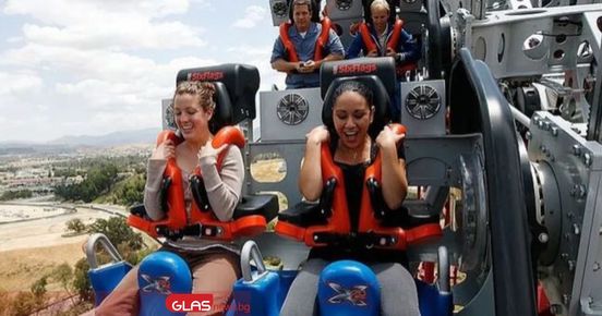 Увеселителният парк Six Flags Magic Mountain в американския щат Калифорния ...