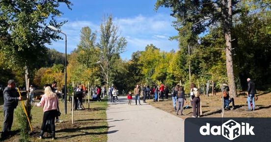 Общо 117 нови фиданки бяха засадени тази събота в парк ...