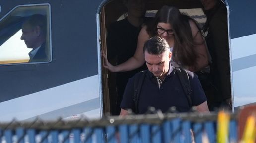 Флавио Болсонаро се обяви за президент и напусна Бразилия, търсейки убежище в САЩ ...