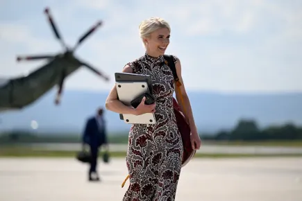 Американските медии обсъждат Натали Харп, „пазителката на портата“ на Доналд Тръмп. Тя никога не го напуска, управлява профилите и кореспонденцията му в социалните мрежи и казва, че той ѝ е спасил живота