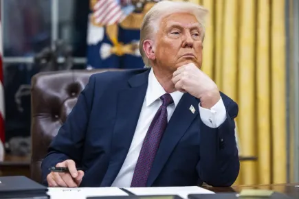 Война в Украйна: Тръмп освобождава Русия от нови санкции, Зеленски се оплаква, че Вашингтон „възнаграждава“ Путин