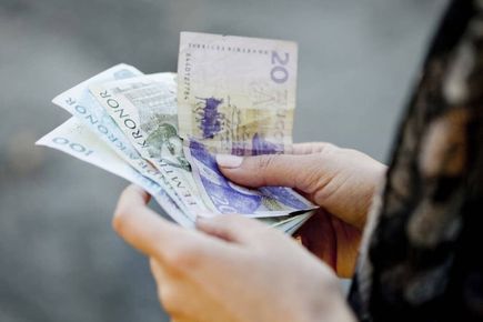 Швеция връща задължителното плащане в брой: Магазини и аптеки отново приемат кеш